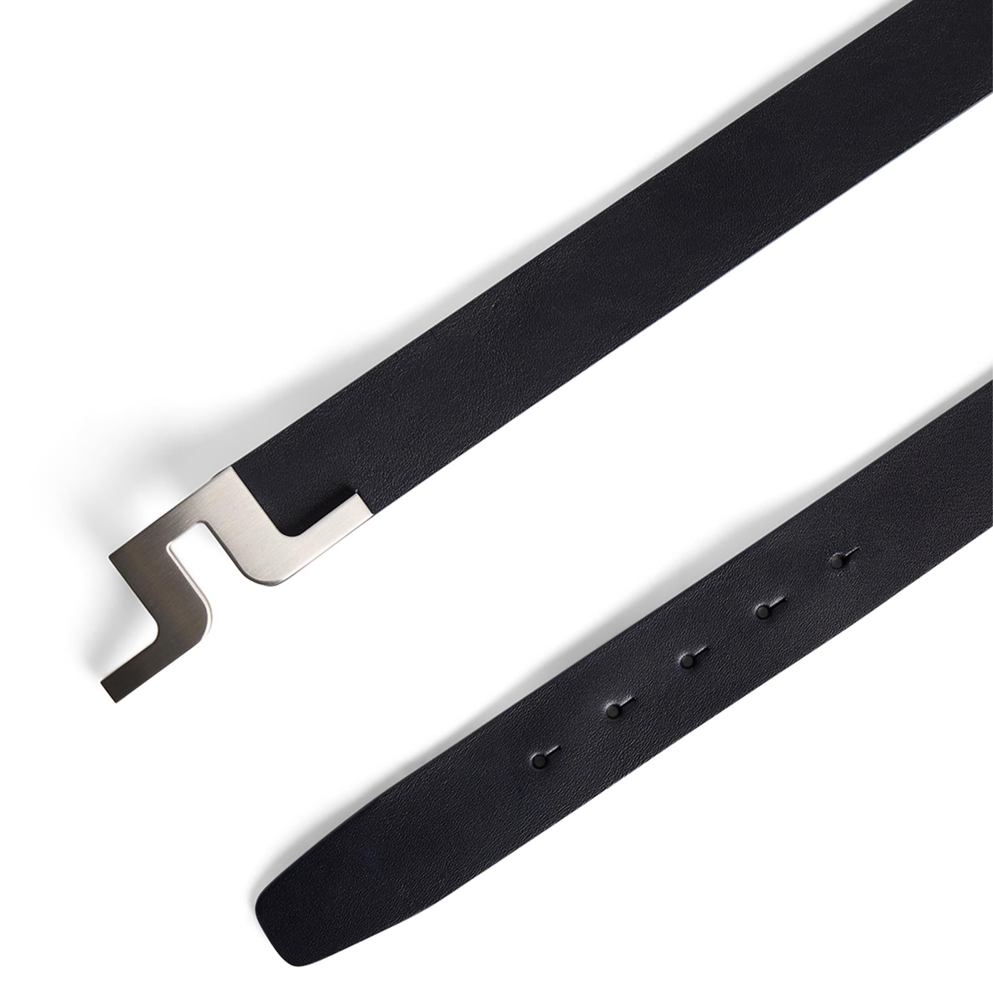 JL bridge logo and Italian vegetable-tanned leather detail on J.Lindeberg Bridger golf belt in navy