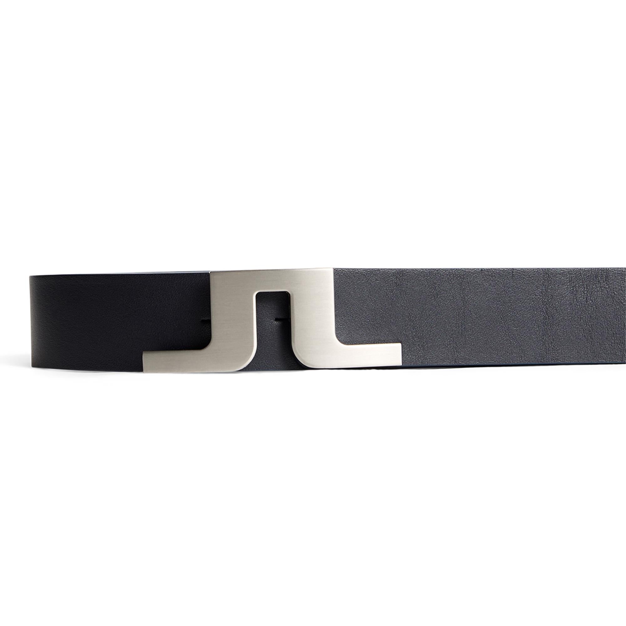 Close-up of buckle and 40mm width on J.Lindeberg Bridger men’s golf belt – navy