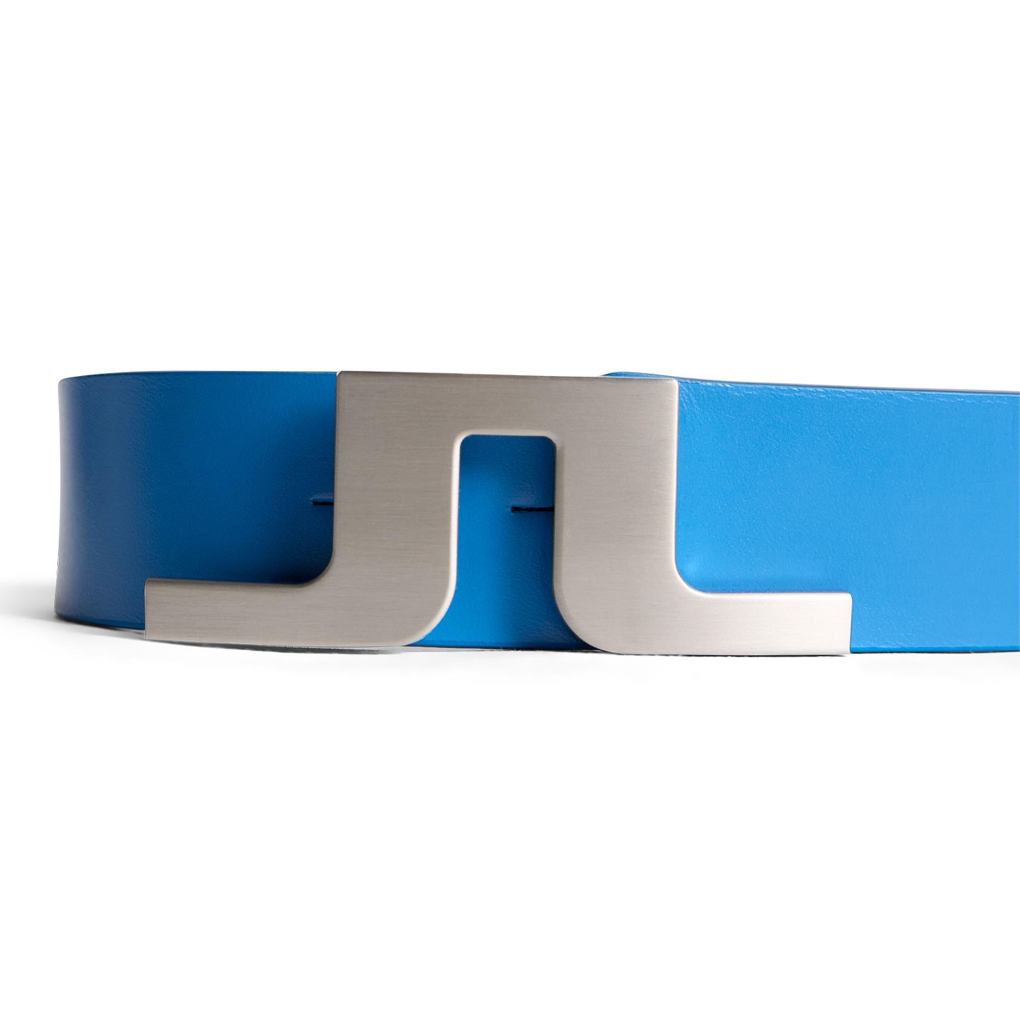 Close-up of buckle on 40mm wide J.Lindeberg Bridger men’s golf belt – Sonic Blue