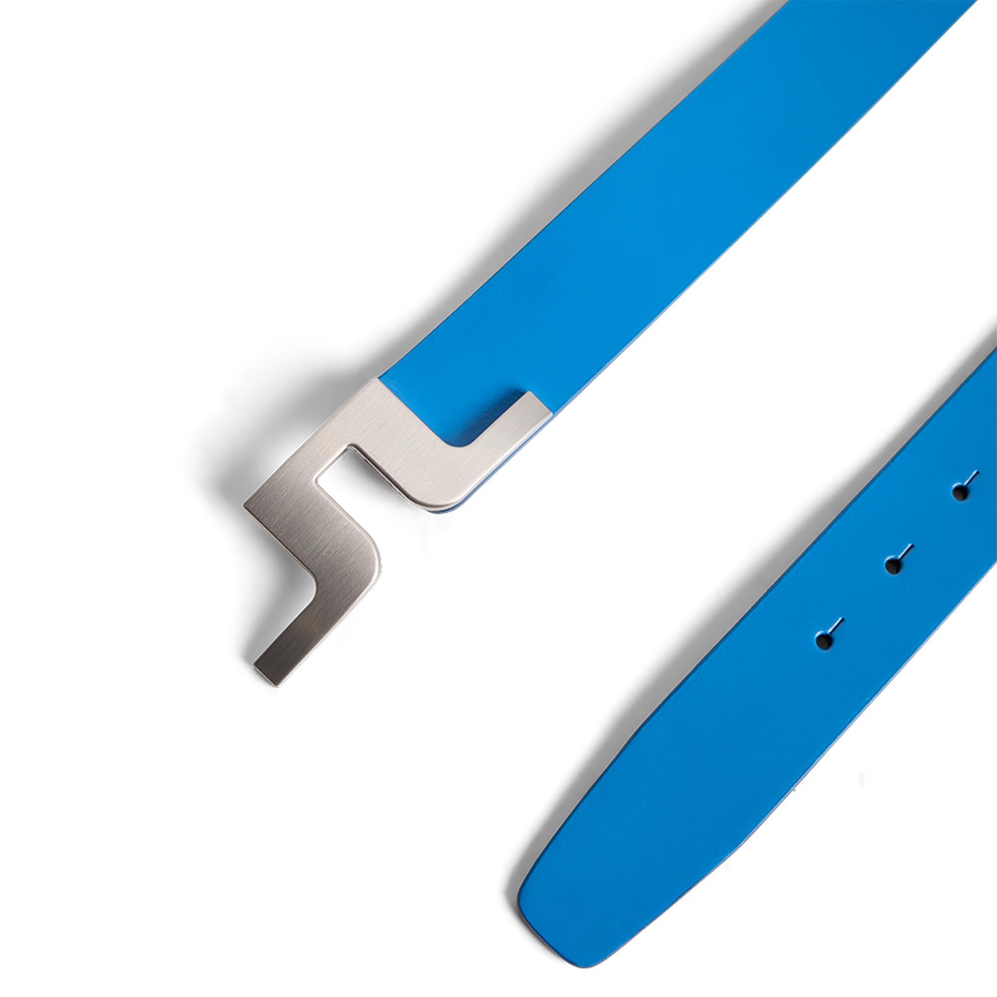 JL bridge logo and Italian vegetable-tanned leather detail on J.Lindeberg Bridger belt – Sonic Blue