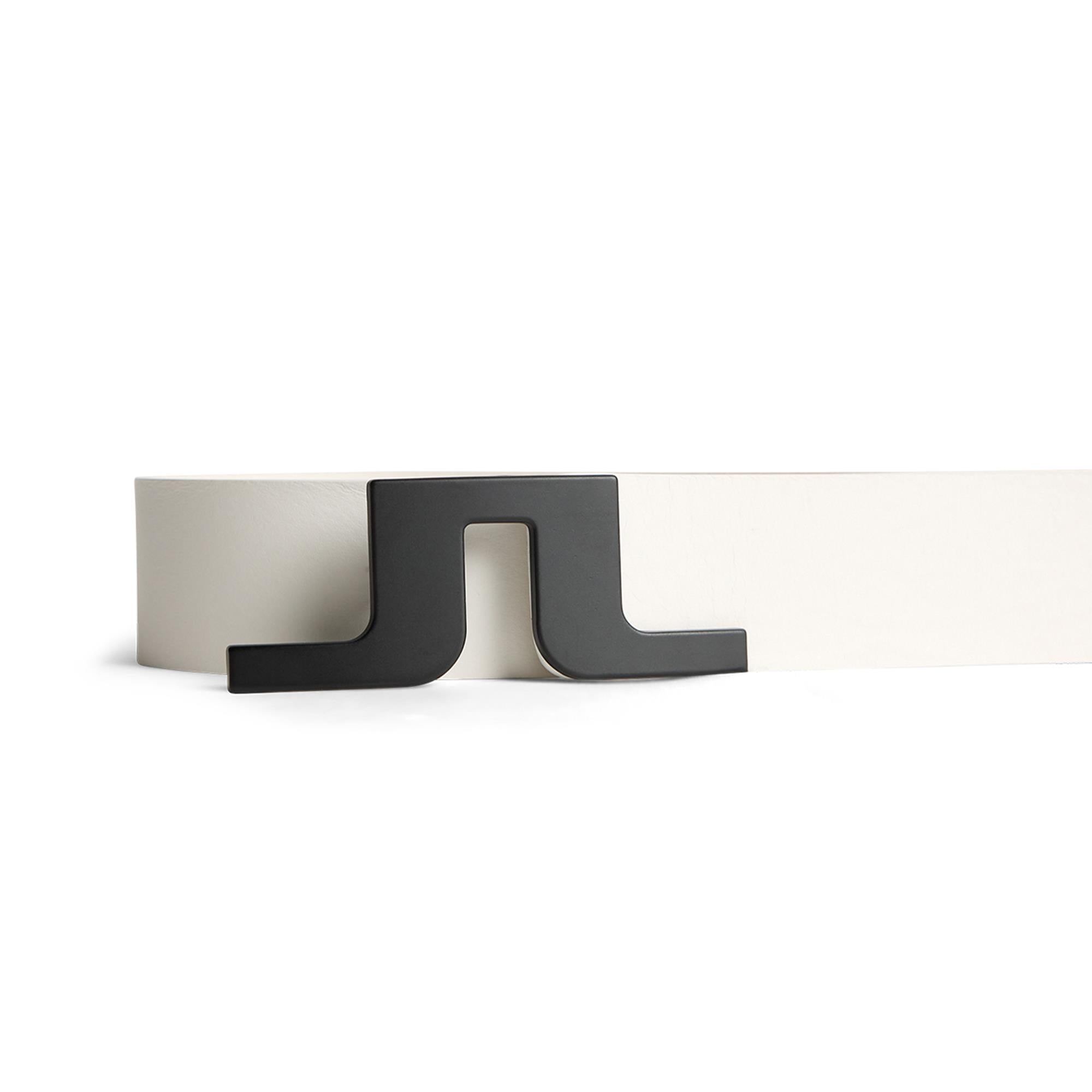 40mm buckle detail of J.Lindeberg Bridger men’s golf belt in white

