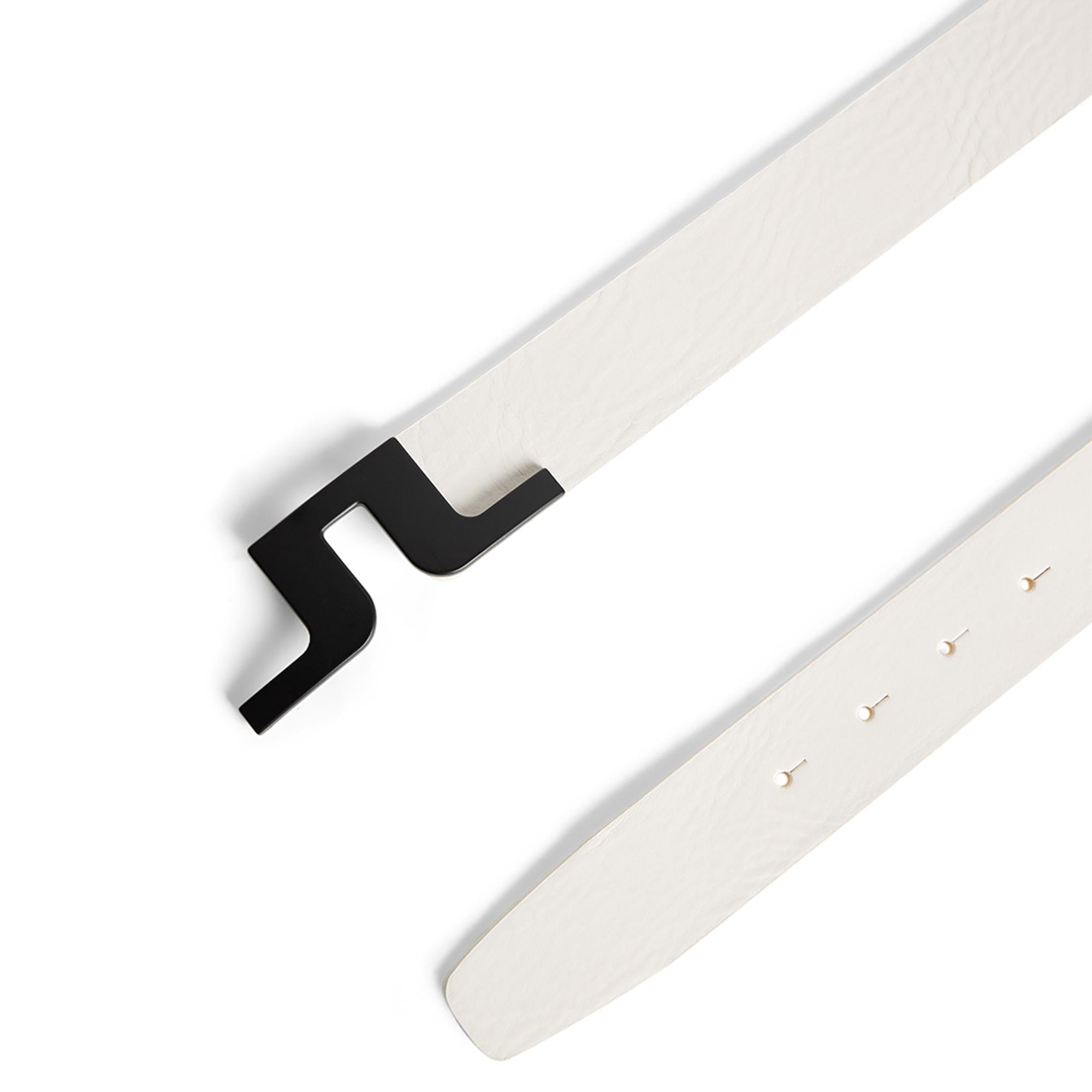 Close-up of J.Lindeberg Bridger belt showing JL bridge logo and vegetable-tanned Italian leather