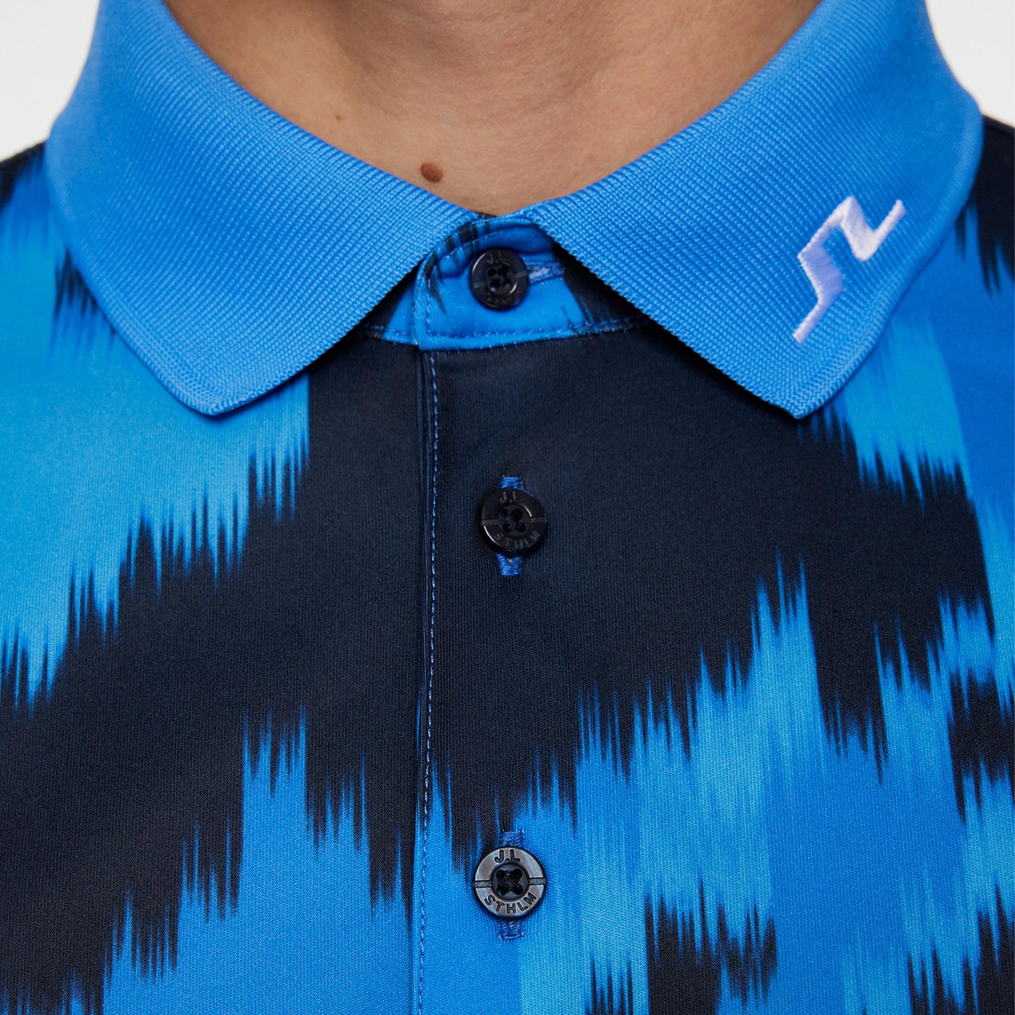 Close-up of collar and fabric pattern on J.Lindeberg men’s golf polo shirt Warp Sonic Blue