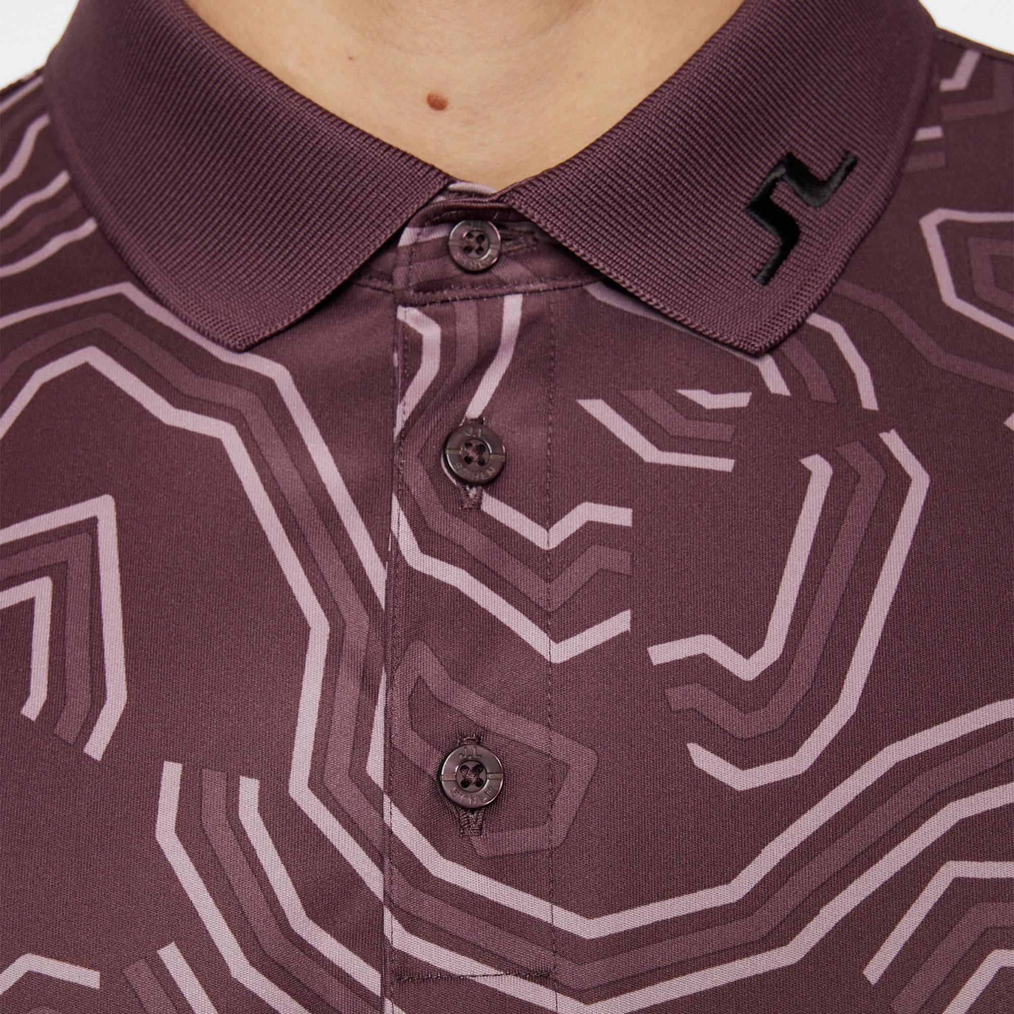 Close-up of fabric pattern and JL logo on collar of J.Lindeberg men’s golf polo shirt Topo Huckleberry